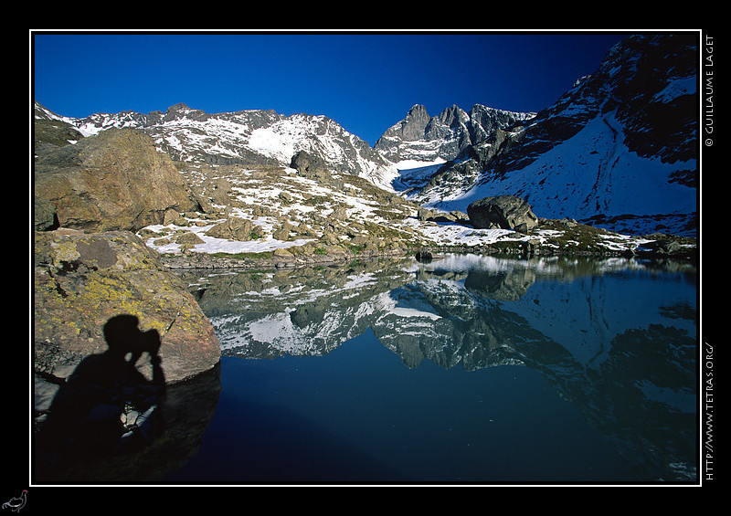 Entre Arc et Romanche : Une ombre de photographe au travail vers le lac Blanc, au pied des trois pics de
Belledonne