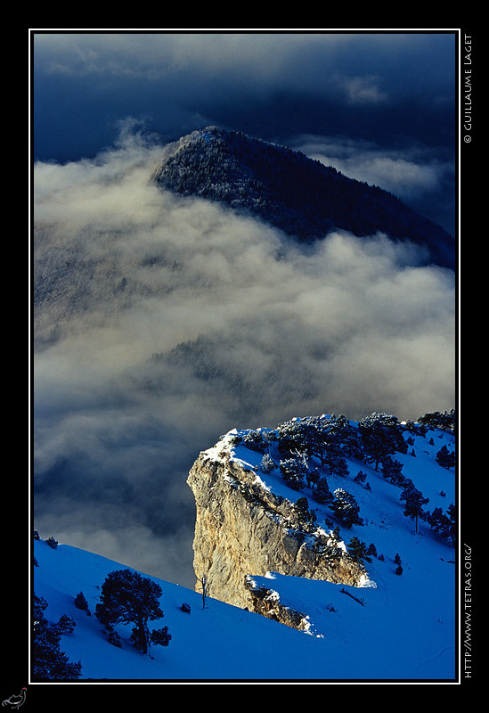 Chartreuse : Depuis le sommet de Chamechaude, le petit sommet de l'Ecoutoux qui
domine le Sappey merge de la mer de nuages