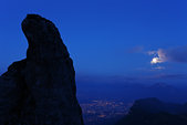Chartreuse : En montant a la Dent de Crolles : Grenoble et la lune depuis le pas de l'Oeille