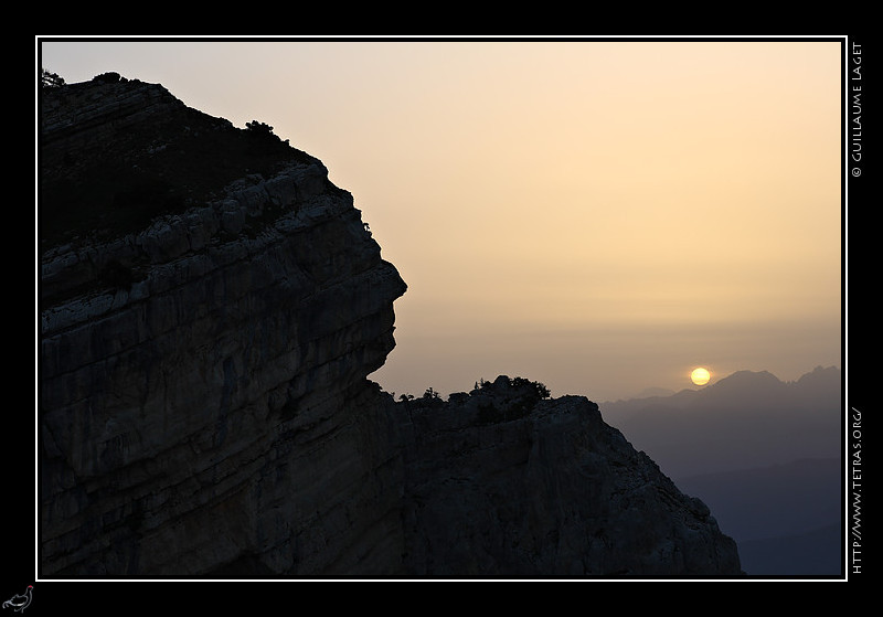 Chartreuse : Le soleil, voil, se lve derrire le bonhomme du Rocher du Midi