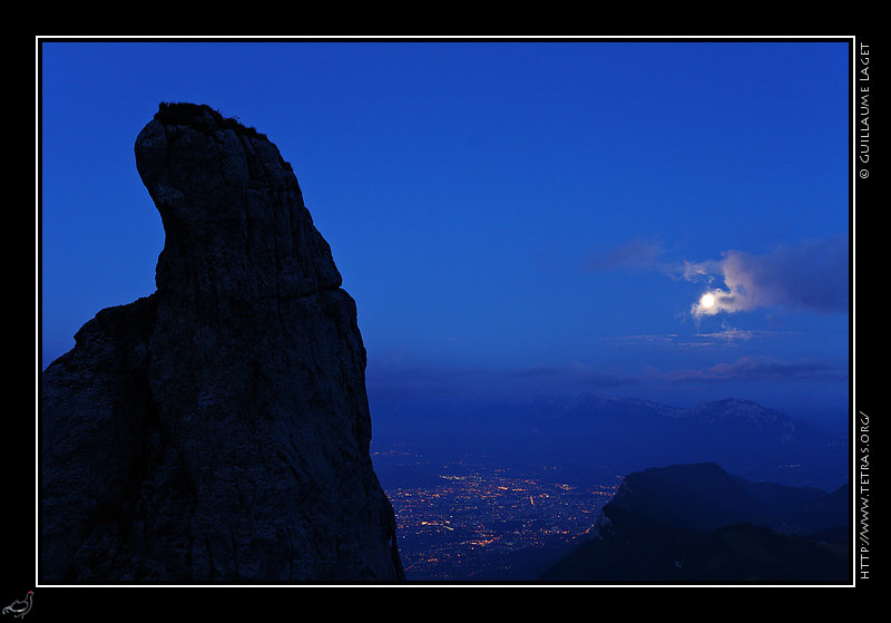 Chartreuse : En montant  la Dent de Crolles : Grenoble et la lune depuis le pas de l'Oeille