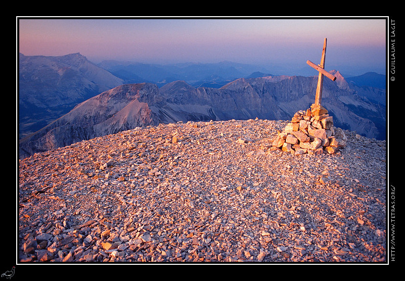Dévoluy : Un lever de soleil sur la croix au sommet du Grand Ferrand.
Le ciel un peu brumeux est signe d'une journée chaude, mais la fraîcheur pour l'heure est agréable