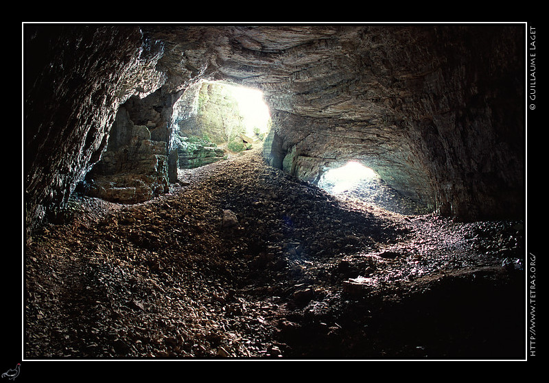 Dévoluy : Dans le flanc ouest du Ferrand, l'entrée de la grotte de la Fétoure est d'accès facile