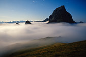 Pyrenees : Nuit brumeuse sous le pic du Midi d'Ossau