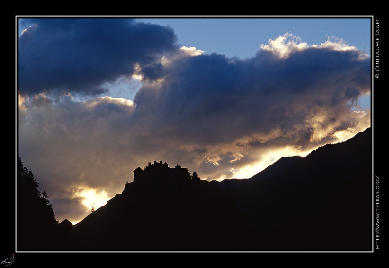 Queyras : Silhouette de la citadelle marquant l'entre dans le Haut-Queyras