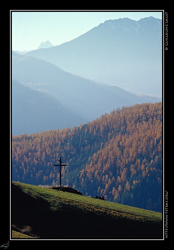 Queyras : Au dessus de Chteau-Ville-Vieille, une croix dans un alpage devant un mlzin, 
vers le hameau de Souliers