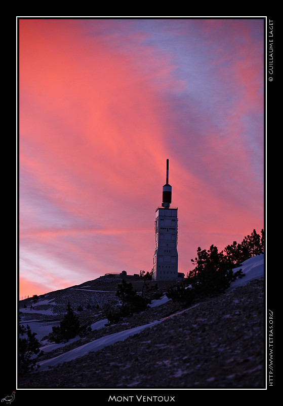 Rcits de randonnes : L'metteur du sommet du Mont Ventoux un jour de lever de soleil voil