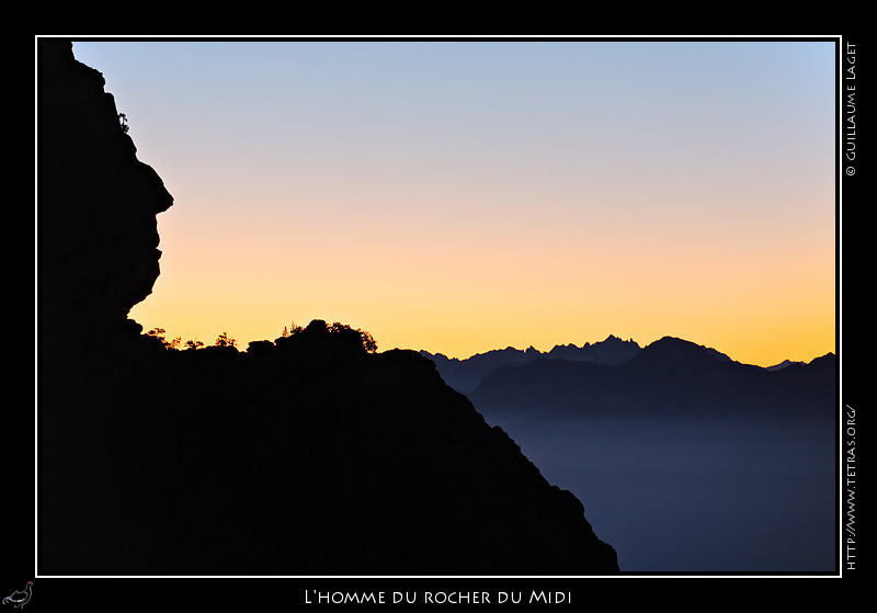 Rcits de randonnes : La silhouette du rocher du Midi  l'aube devant Belledonne