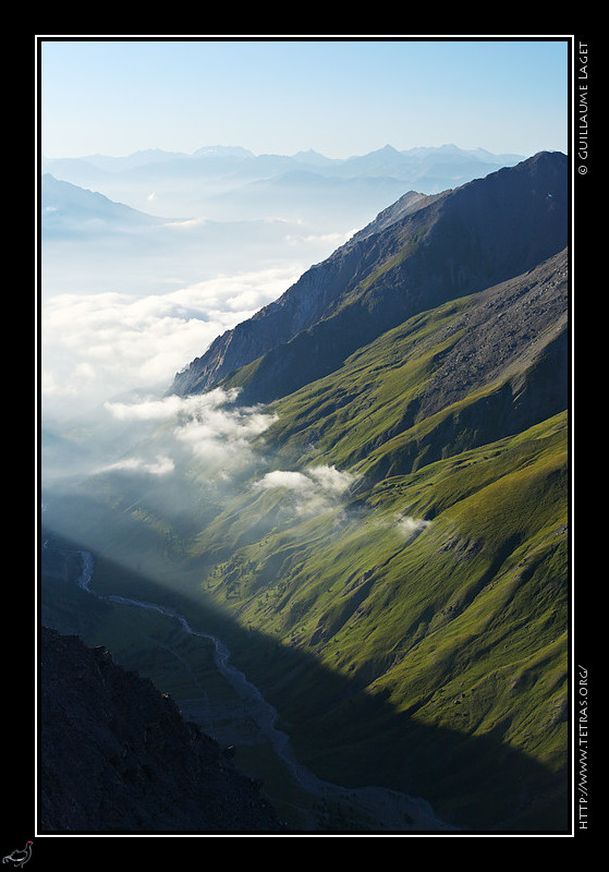 Rcits de randonnes : Arriv au sommet, la valle italienne des Thures m'apparat couvertes de brumes basses, alors que le soleil commence  baisser sur l'horizon
 
