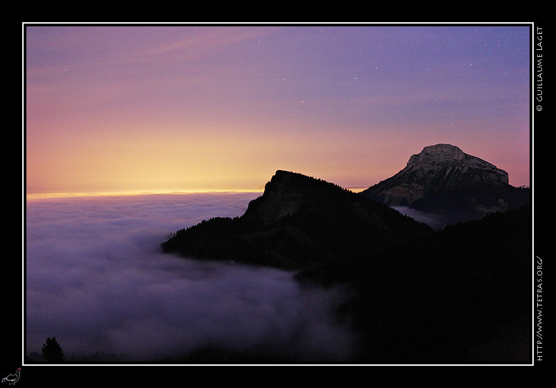 Rcits de randonnes : Mer de nuages sous Chamechaude, claire par les premires leurs de l'aube et par les lumires de Grenoble
 

