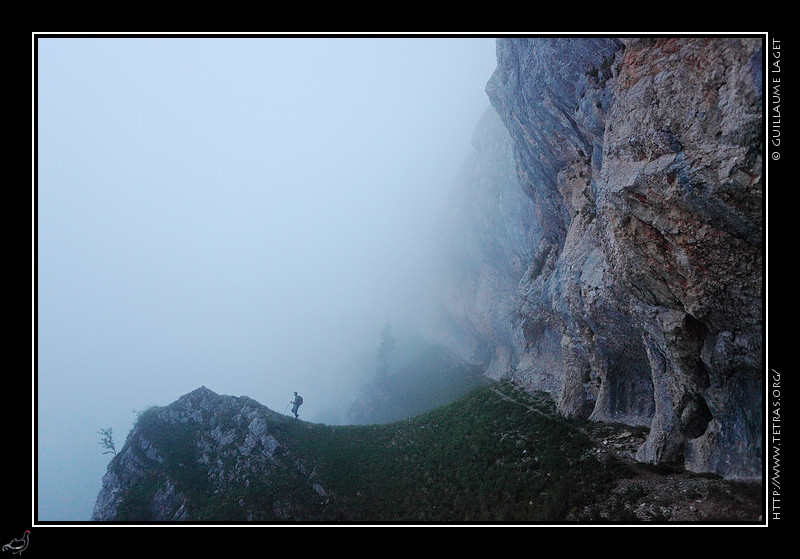 Rcits de randonnes : La vire de Serre-Brion, mme sous la brume, dgage une ambiance vertigineuse... 

