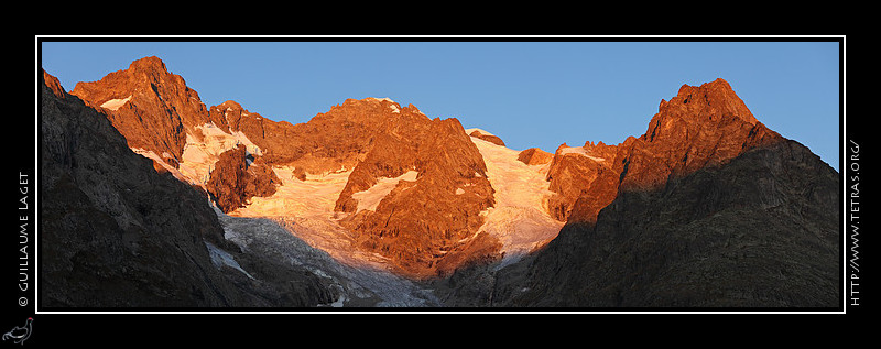 Rcits de randonnes : Peu aprs le dpart du col du Lautaret, le soleil levant colore de rouge les glaciers et les sommets entre la Meije et le Pav. 
