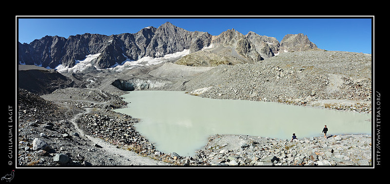 Rcits de randonnes : Le lac, dans un environnement trs minral. On devine le glacier noir, glacier rocheux qui se jette dans le lac. 
