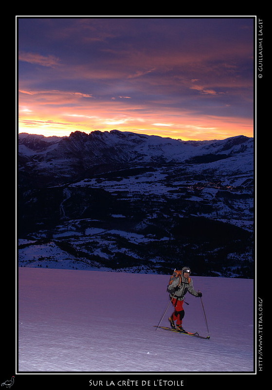 Rcits de randonnes : Le soleil se lve durant la remonte de la large pente de l'Etoile. Franois profite de l'enneigement relativement bon...pour 2007 ! On peut skier
 de 1200m au sommet, avec quelques mtres de dchaussage seulement vers 1300m.
 
