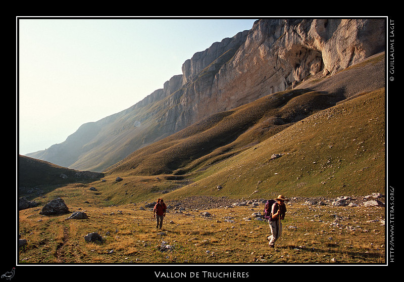 Récits de randonnées : Sur le haut du vallon de Truchière, un éboulis entre deux zones d'herbe. 
