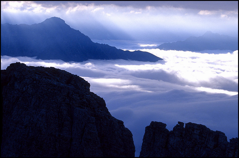 Photo : Une photo oubliée d'une rando de début juillet...Un peu de brume et de fraîcheur pour le mois d'août : les crêtes du Petit Obiou au dessus d'une mer de nuages, dans le Dévoluy 
