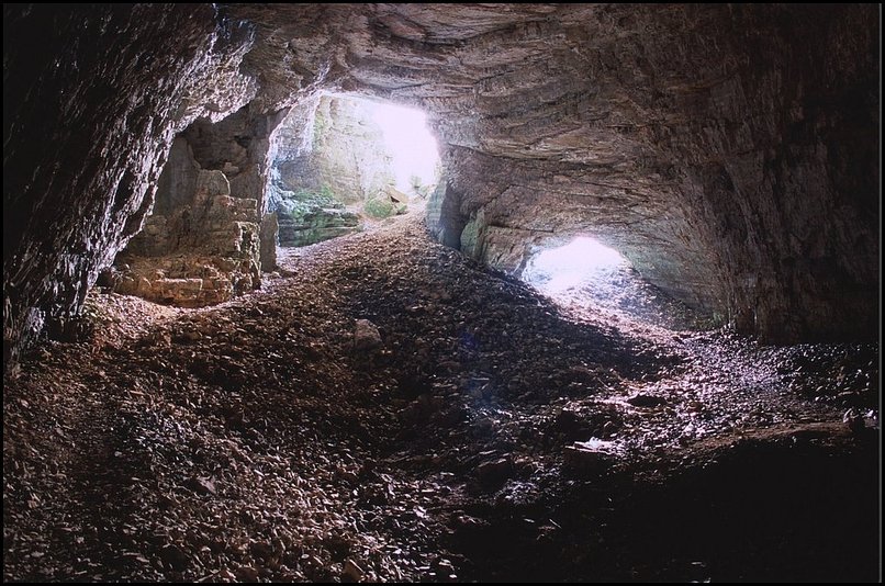 Photo : Les deux entrées et la première salle de la grotte de la Fétoure, sous le Grand Ferrand, au dessus de Tréminis, dans le Dévoluy. 
