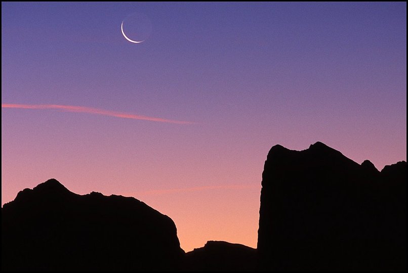 Photo : La lune se lève derrière la brêche de Faraut, raide passage entre le Dévoluy et la vallée du Drac.La suite du récit de cette rando de dimanche matin dernier est sur tetras.org. 
