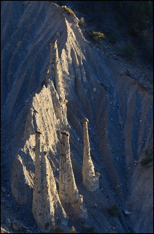 Photo : Une fin d'année sous un soleil éclatant, mais sans neige, donc peu propice à la photo de montagne...comme consolation, une vue des demoiselles coiffées de la vallée du Rabioux, au dessus de Chateauroux-les-Alpes, entre la vallée de la Durance et les Ecrins. 
