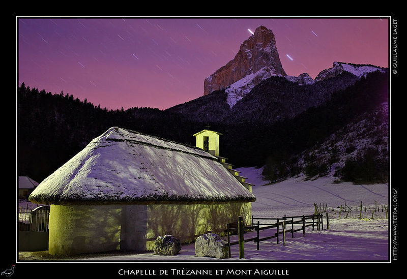 Photo : Pour une fois, une photo avec construction humaine...mais aussi le Mont Aiguille !Voici donc une vue nocturne de la chapelle de Trézanne, un des points de départ du tour du Mont Aiguille. J'en profite pour signaler les 