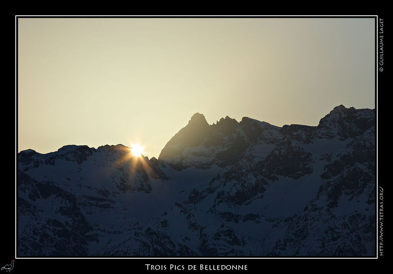 Photo : Un lever de soleil juste derrière le Grand Pic de Belledonne...et on attend toujours l'hiver. Ou alors le printemps. Mais plus cette vieille neige pas très photogénique... 
