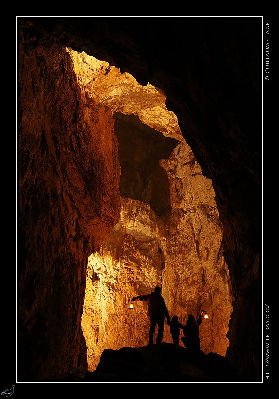 Photo : Par un week-end gris et pluvieux, direction sous terre, pour une visite en famille et à la lanterne de la grotte de la Luire, dans le Vercors. 
