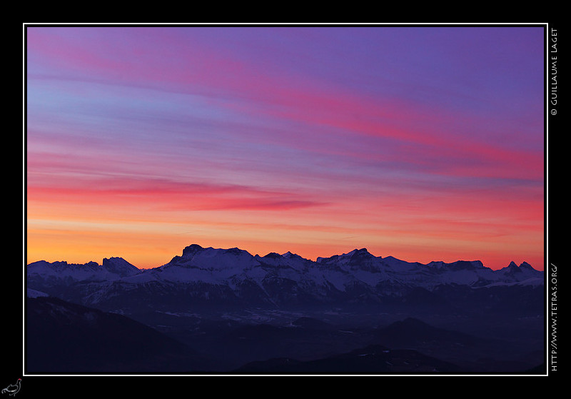 Photo : Les nuages élevés se colorent au dessus du Dévoluy, à quelques minutes du lever de soleil. 
