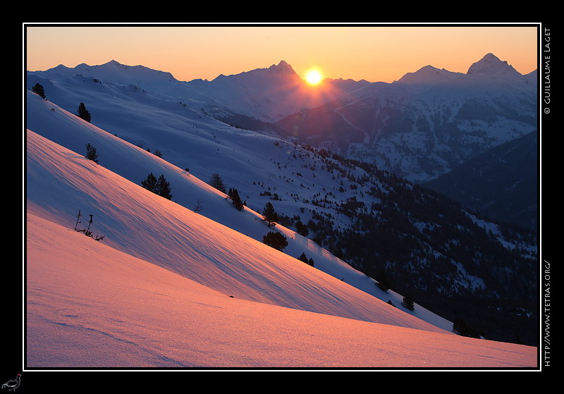 Photo : Après de petites chutes de neige à basse altitude mardi, un beau lever de soleil sur la neige récente mercredi : au fond, le Bric Bouchet et le Pelvas, marquant la frontière du Queyras avec l'Italie. 
