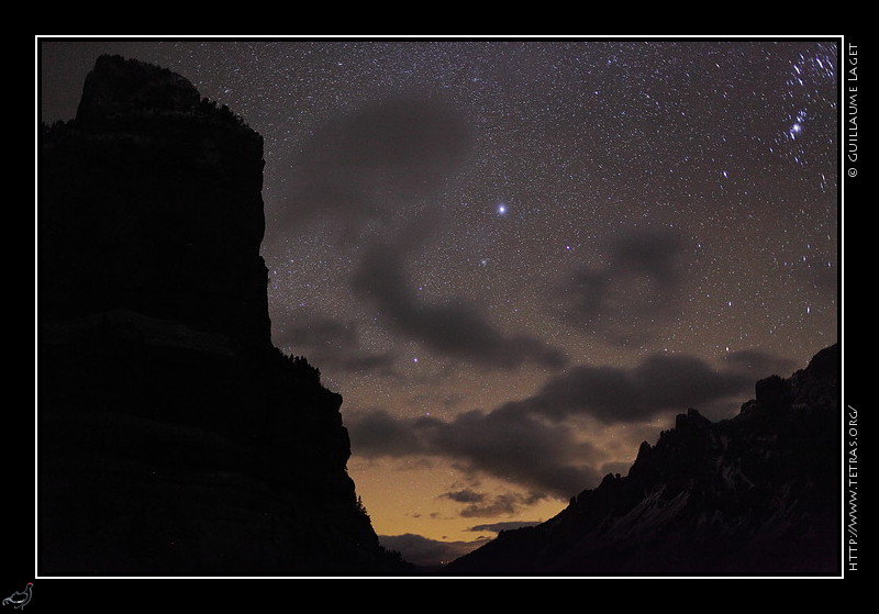 Photo : Le rocher de Combeau sous les étoiles, les restes des nuages recouvrant les crêtes du Vercors se dissipent dans l'air du Diois. 
