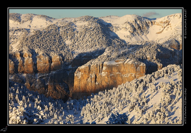 Photo : Depuis les pentes du Rancou, lever de soleil sur le rocher d'Archiane et la montagne de Glandasse enneigée 
