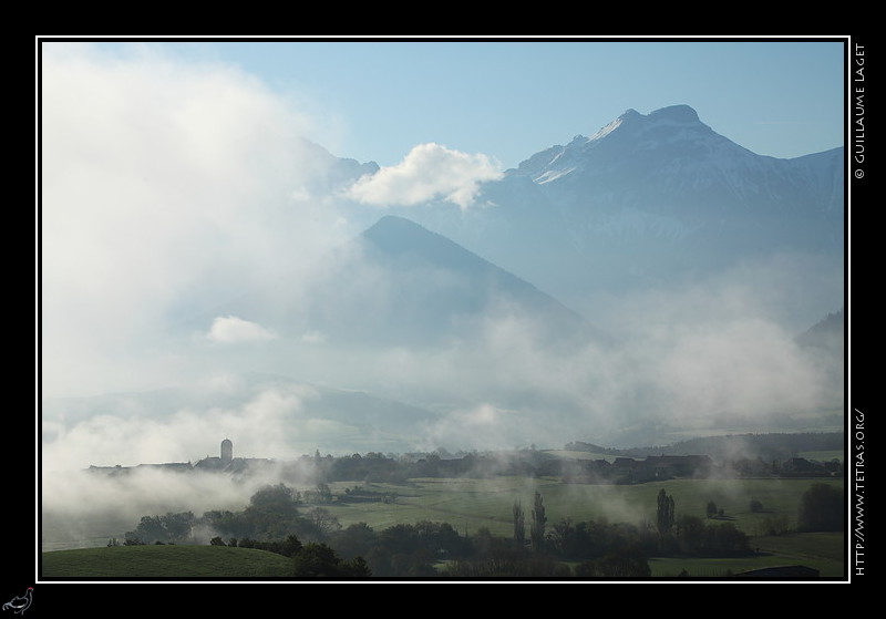 Photo : Le Trièves sous les brumes ce matin, avec le Grand Ferrand légèrement enneigé de frais à l'arrière-plan. 
