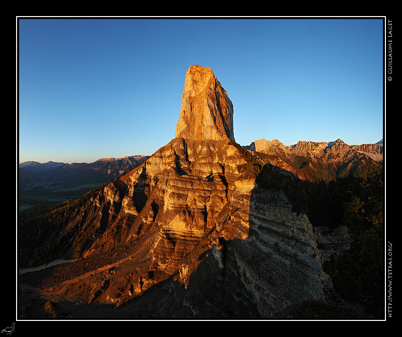 Photo : Depuis le rocher de Pansaret, lever de soleil sur le Mont Aiguille et sa face Nord-Est. 
