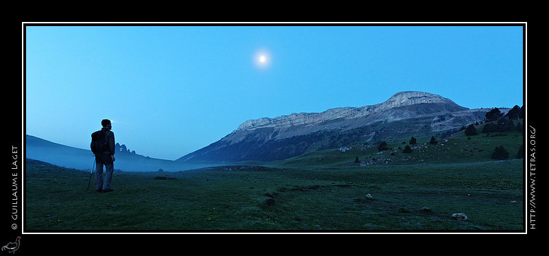 Photo : Brumes de fin de nuit sur le vallon de Combeau ; la lune domine la Montagnette 
