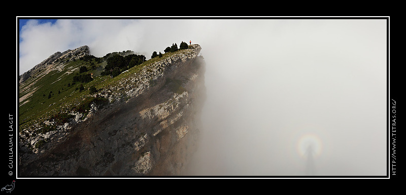 Photo : Un spectre de Broken, ou spectre de Brocken, sur les crêtes de Chamechaude, en Chartreuse. Ce phénomène assez courant peut s'observer quand un randonneur se retrouve dos au soleil, face aux nuages. 

