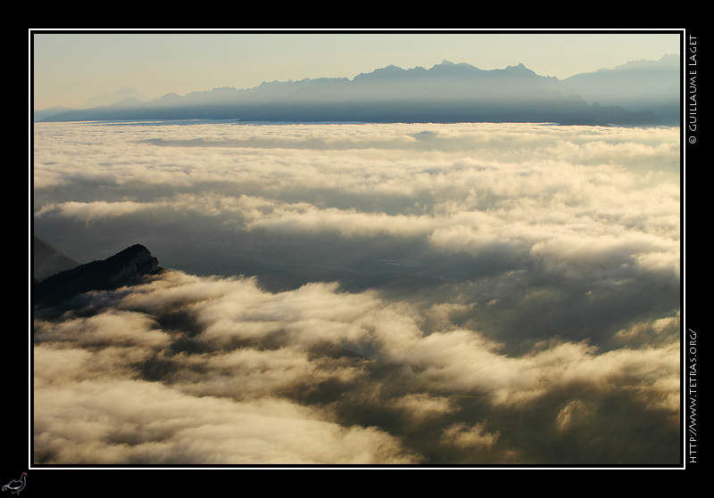 Photo : Depuis les pentes du Vercors, une mer de nuages recouvre la vallée de Grenoble 
