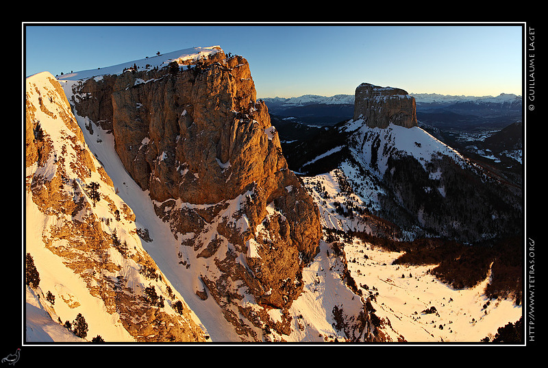 Photo : Le Mont Aiguille et les rochers du Parquet sous un peu de neige 
