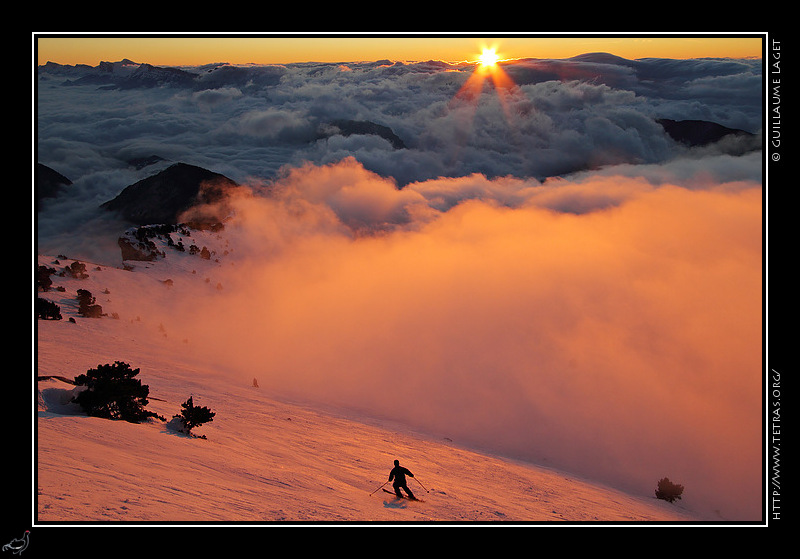 Photo : Un skieur au coucher de soleil, au dessus des nuages, sur les pentes de Chamechaude 
