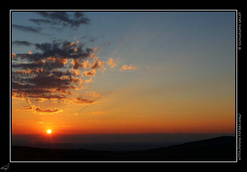 Photo : Coucher de soleil derrière les Causses, depuis le sommet du Mont Aigoual 
