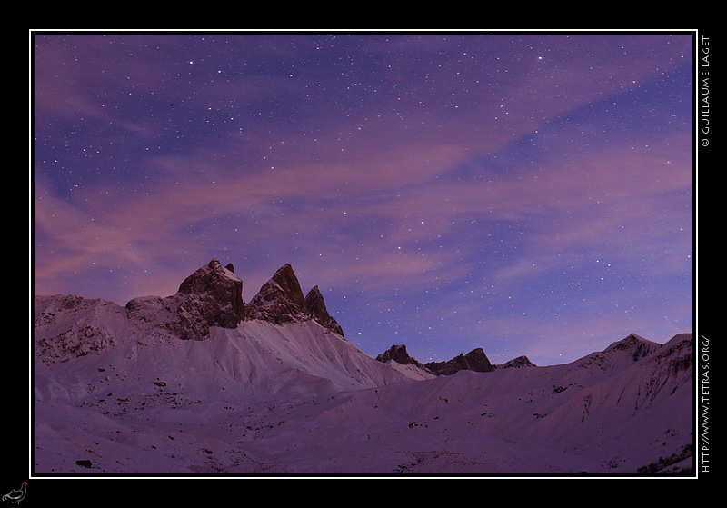 Photo : Début de nuit sur les aiguilles d'Arves, en Maurienne. 

