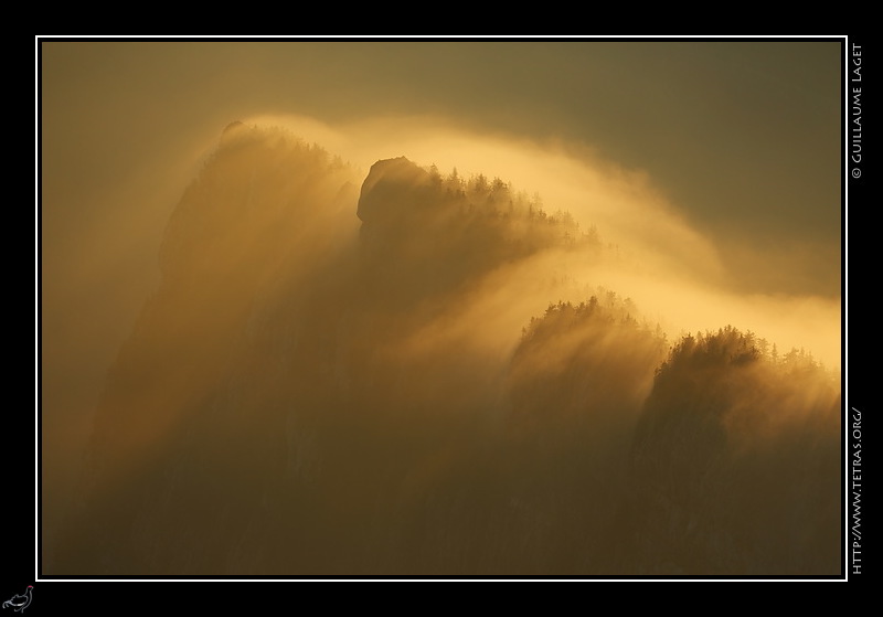 Photo : Lever de soleil sur l'arête de Bérard embrumée depuis le Charmant Som 
