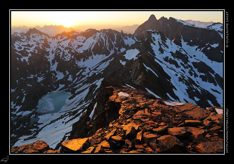 Photo : Le lever de soleil derrières les Trois Pics de Belledonne, depuis la Grande Lance de Domène 
