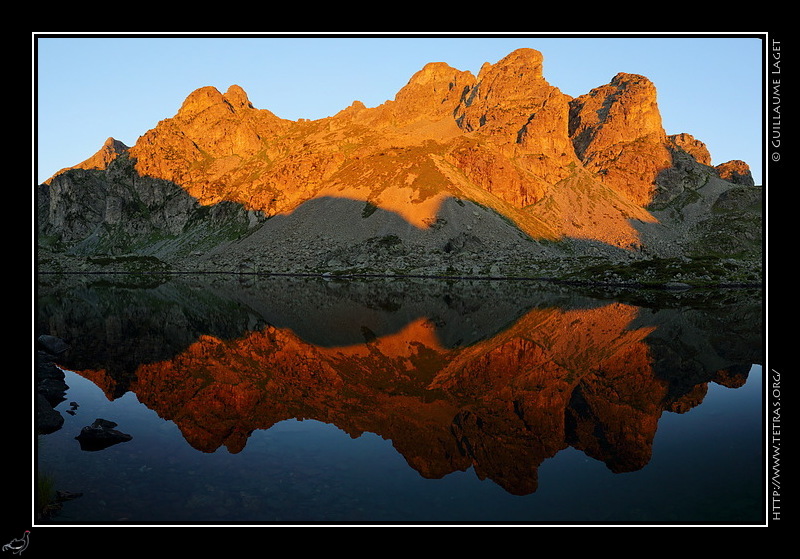 Photo :  Belledonne, reflet au couchant des Vans et du Grand Sorbier sur l'un  des lacs Robert
 
