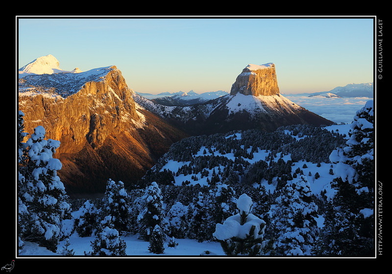 Photo : Mont Aiguille et plateau du Vercors sous la neige 
