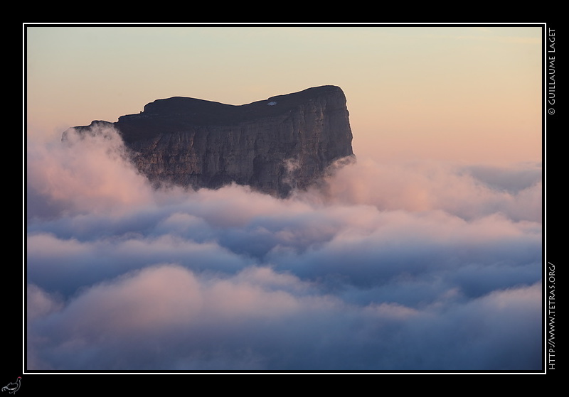 Photo : Mont Aiguille au dessus des nuages, Vercors 
