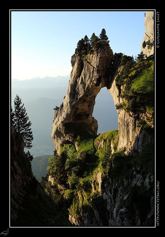 Photo : Vue d'en haut de l'Arche Miracle de Chartreuse, l'une des plus belles et des plus grandes arches des Alpes. 
