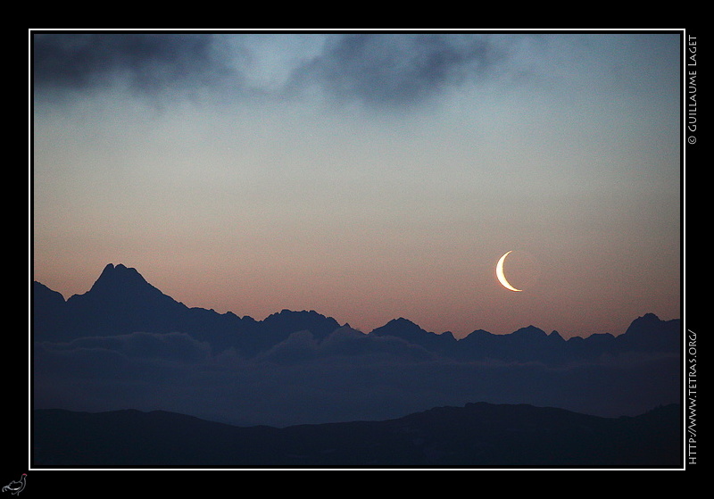 Photo : Lever de lune décroissante derrière les Ecrins 
