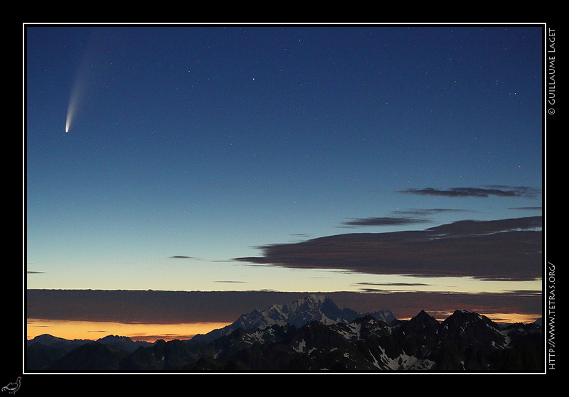 Photo : Depuis le duvet, au bivouac : la comète Neowise devant le Mont Blanc, depuis la Grande Lance de Domène 
