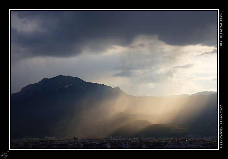 Photo : Lumière sur le Moucherotte depuis Grenoble 
