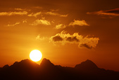 De la Chartreuse, vue sur Belledonne : Lever de soleil derrire le pic de la Grande Valloire et le Rocher d'Arguille