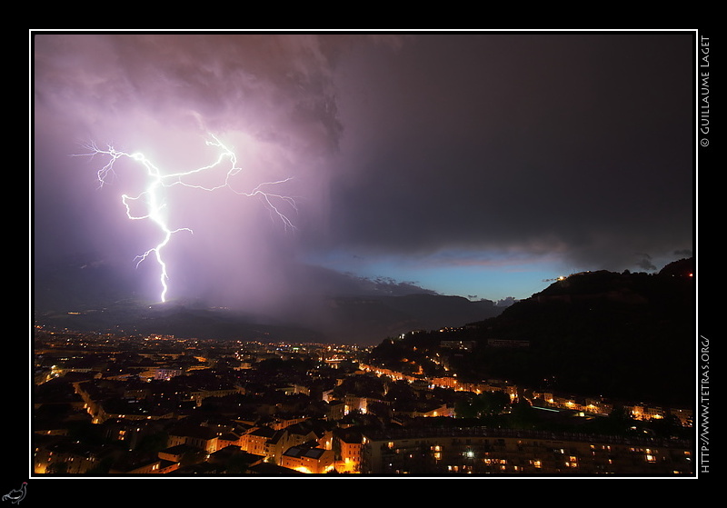 Photo : Un éclair entre le Vercors et Grenoble 
